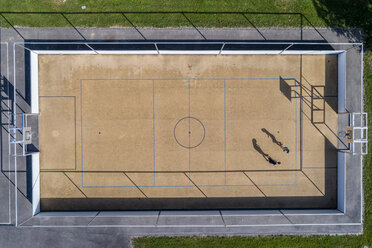 Junger Mann und Frau spielen Basketball, Luftaufnahme - STSF01619