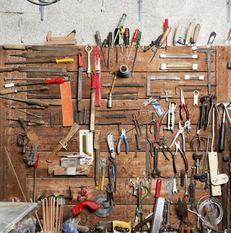 Eine Vielzahl von Handwerkzeugen an der Wand der Werkstatt - CUF28403