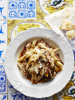 Stilleben mit Schüssel mit italienischen Kaninchen-Gargenelli und Parmesan - CUF28435