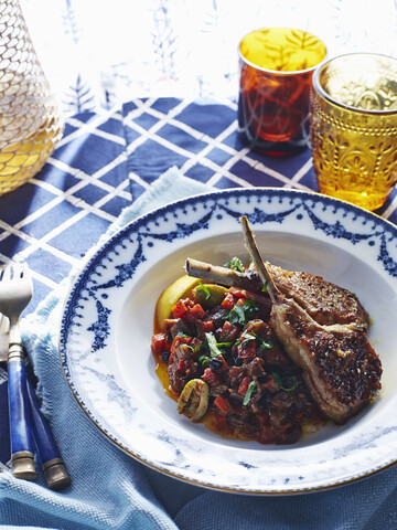 Schüssel mit gedünstetem Gemüse und Fleischkotelett mit Balsamico-Essig, lizenzfreies Stockfoto