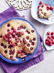 Stilleben von tschechischem Bublanina-Kuchen mit Himbeeren - CUF28447