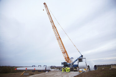 Ingenieure arbeiten an einer Windkraftanlage - CUF28478