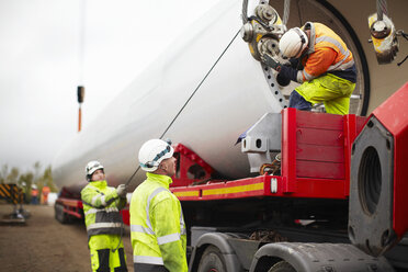 Ingenieure arbeiten an einer Windkraftanlage - CUF28483