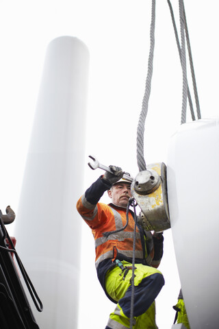 Ingenieur arbeitet an einer Windkraftanlage, lizenzfreies Stockfoto