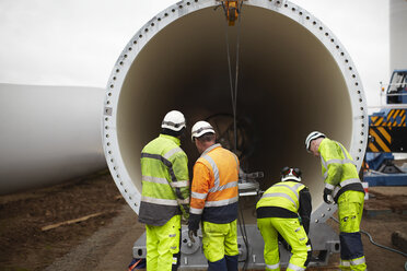 Ingenieure arbeiten an einer Windkraftanlage - CUF28486