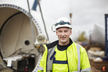 Porträt eines Ingenieurs im Windpark - CUF28487