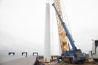 Engineers working at wind farm - CUF28489