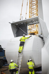 Ingenieure arbeiten an einer Windkraftanlage - CUF28490