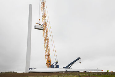 Engineers working at wind farm - CUF28491