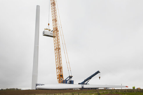 Ingenieure arbeiten im Windpark - CUF28491