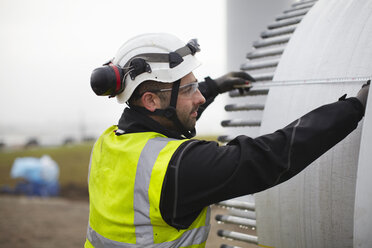 Engineer working on wind turbine - CUF28493