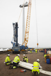 Ingenieure arbeiten an einer Windkraftanlage - CUF28495