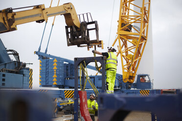 Ingenieure arbeiten im Windpark - CUF28497