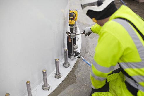 Ingenieur bei der Arbeit an einer Windkraftanlage, Rückansicht - CUF28499