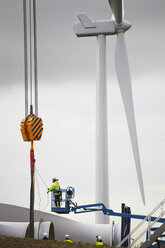 Ingenieur arbeitet an einer Windkraftanlage - CUF28504