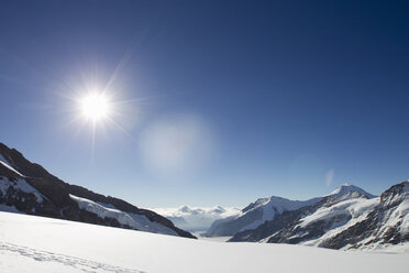 Blick auf eine schneebedeckte Berglandschaft, Jungfrauchjoch, Grindelwald, Schweiz - CUF28511