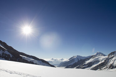 View of snow covered mountain landscape, Jungfrauchjoch, Grindelwald, Switzerland - CUF28511