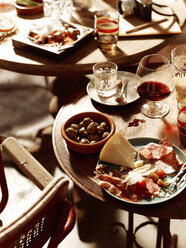 Tische mit Antipasto-Vorspeisen mit Oliven, Chorizo, Salami, Käse, Parmaschinken mit Bier und Wein - CUF28531