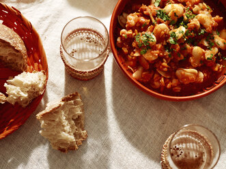 Schüssel mit weißem Bohneneintopf, Brot und Bier - CUF28532