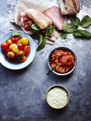 Stilleben von Schinken und Brot mit Tomaten-Chili-Konfitüre - CUF28546