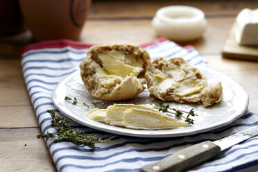 Brötchen und Brie auf dem Küchentisch - CUF28593