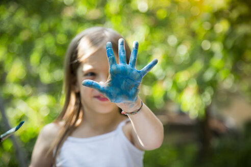 Blau bemalte Hand eines Mädchens - LVF07081