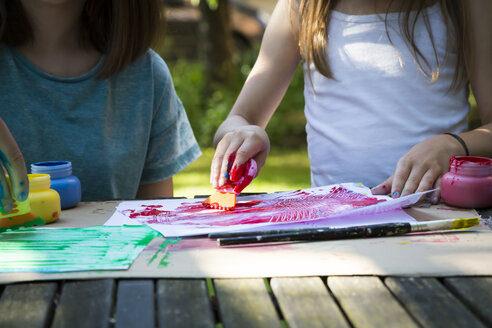 Zwei Mädchen malen am Tisch im Garten, Teilansicht - LVF07086