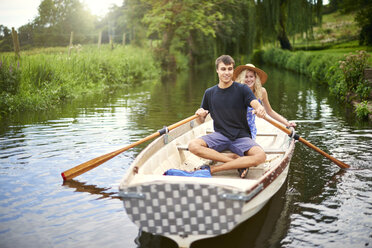 Porträt eines jungen Paares, das auf einem ländlichen Fluss rudert - CUF28602