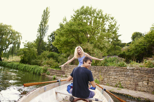 Rückansicht einer jungen Frau mit ihrem Freund im Ruderboot auf einem Fluss - CUF28610