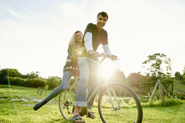Porträt eines jungen Paares auf einem Fahrrad - CUF28611