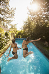 Zwei Teenager-Mädchen springen ins Schwimmbad - CUF28655