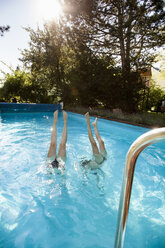 Zwei Teenager-Mädchen tauchen ins Schwimmbad - CUF28656