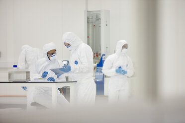 Scientists working in laboratory - CUF28694
