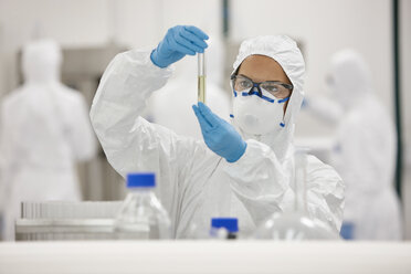 Scientists working in laboratory - CUF28696