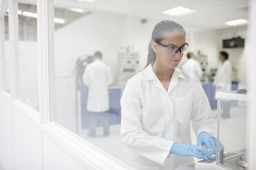 Scientists working in laboratory - CUF28699