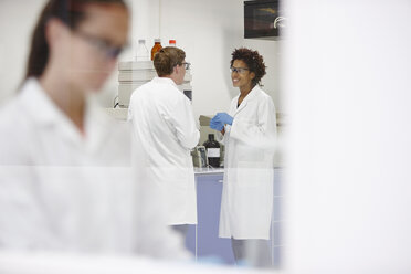 Scientists working in laboratory - CUF28700