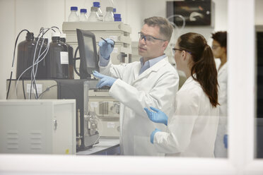 Scientists working in laboratory - CUF28701