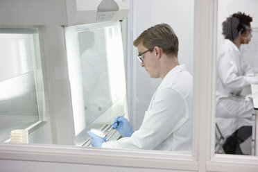 Scientists working in laboratory - CUF28705