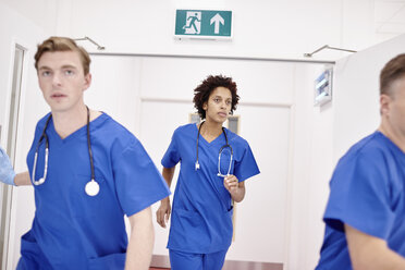Ärzte rennen in die Notaufnahme eines Krankenhauses - CUF28708