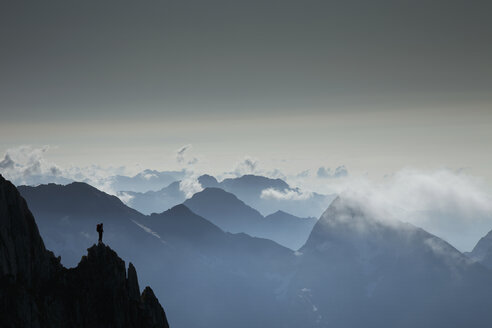 Silhouettierter einsamer Bergsteiger mit Blick auf die Berge, Zermatt, Kanton Wallis, Schweiz - CUF28798