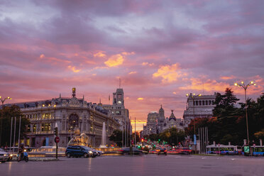 Stadtbild und Verkehr mit rosa Sonnenuntergang, Madrid, Spanien - CUF28799