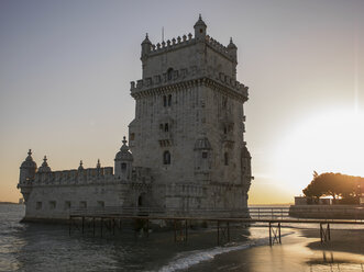 Turm von Belem und Fußgängerbrücke bei Sonnenuntergang, Lissabon, Portugal - CUF28800