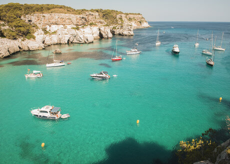 Blick von oben auf Yachten, die in der Bucht von Cala Macarella, Menorca, Spanien, vor Anker liegen - CUF28822
