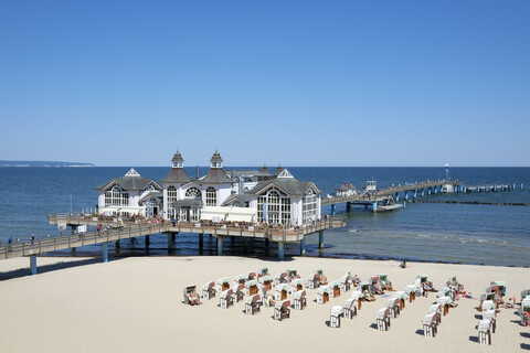 Deutschland, Mecklenburg-Vorpommern, Rügen, Ostsee, Blick auf Sellin Pier am Strand, lizenzfreies Stockfoto