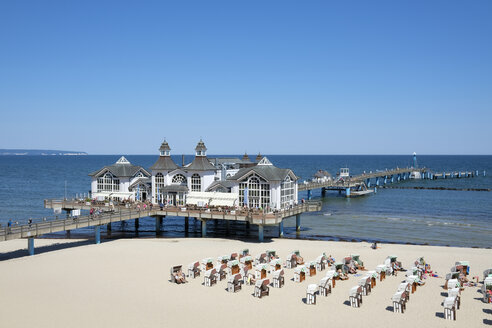 Deutschland, Mecklenburg-Vorpommern, Rügen, Ostsee, Blick auf Sellin Pier am Strand - ELF01872