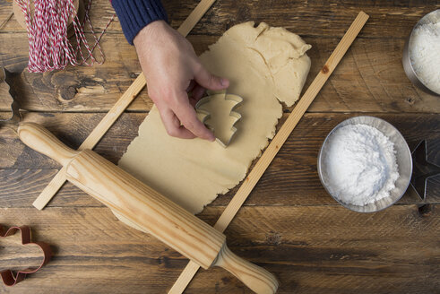 Herstellung von Weihnachtsplätzchen mit Form - SKCF00494