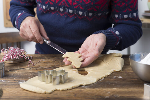 Vorbereitung von Weihnachtslebkuchen auf einem Holztisch - SKCF00495