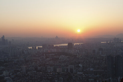 Blick auf den Sonnenuntergang in Seoul, Korea, von oben - CUF28879