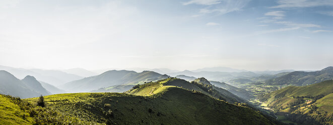 Panoramalandschaft, Saint-Michel, Pyrenäen, Frankreich (nahe der spanisch-französischen Grenze) - CUF28912