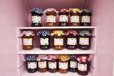 Gläser mit selbstgemachter Konfitüre und Marmelade im Ladenregal, lizenzfreies Stockfoto